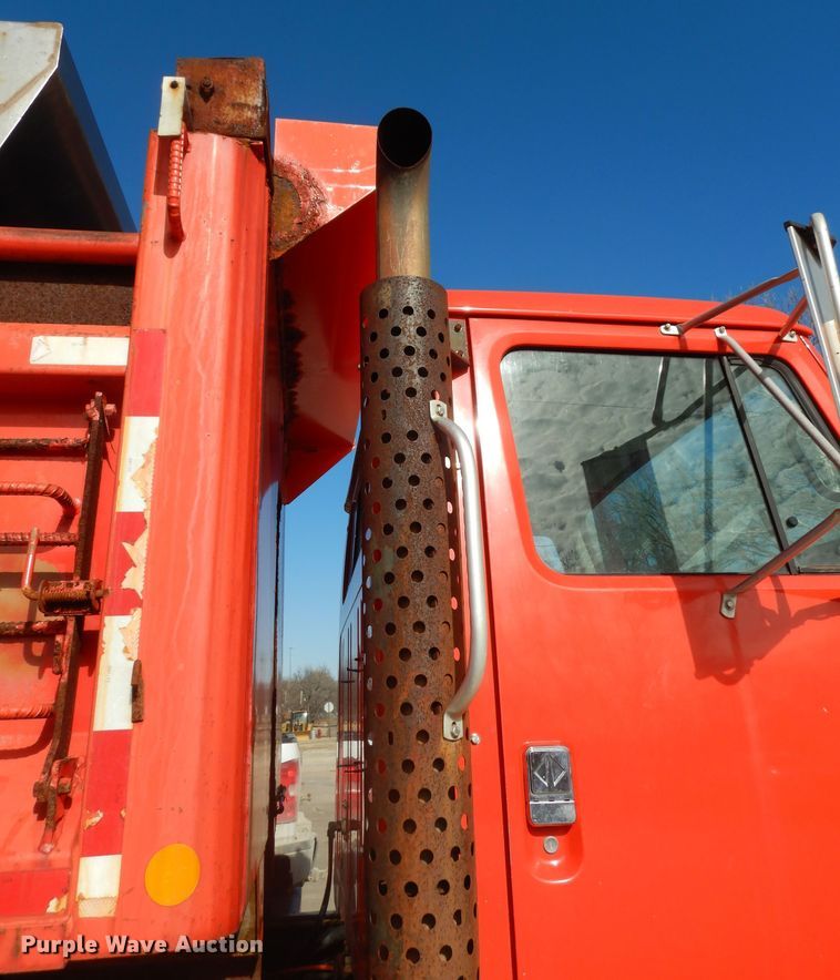 image for item DK7522 1999 International 4900  dump truck