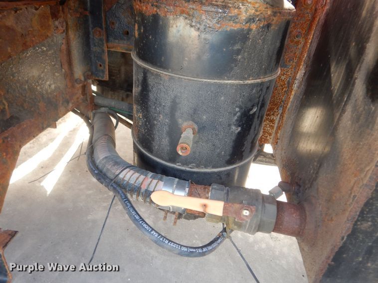 image for item DK7522 1999 International 4900  dump truck