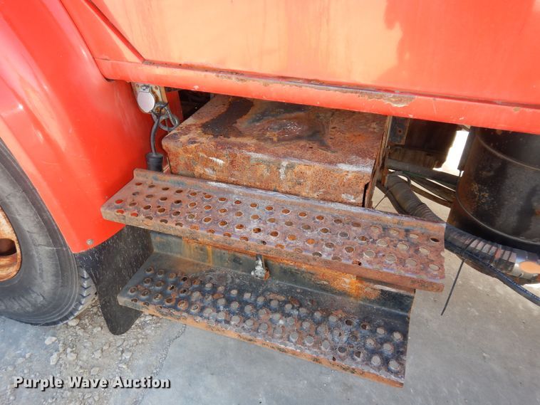 image for item DK7522 1999 International 4900  dump truck