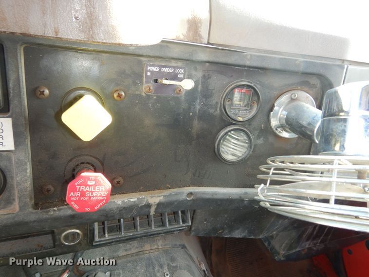 image for item DK7522 1999 International 4900  dump truck