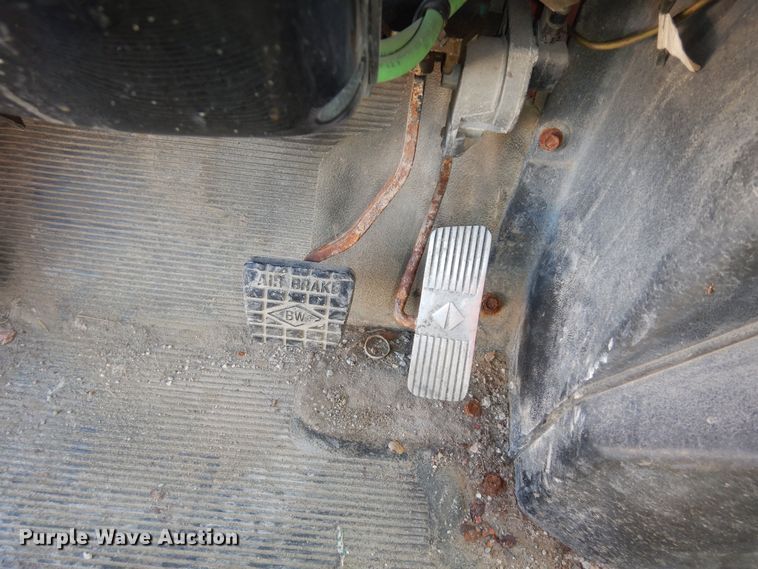 image for item DK7522 1999 International 4900  dump truck