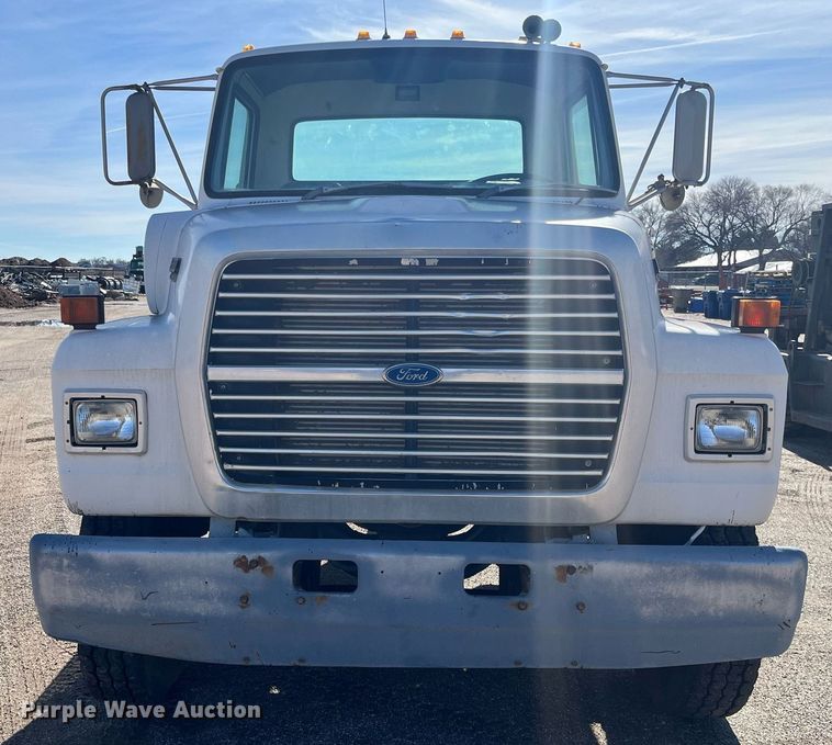 image for item DQ3940 1988 Ford L8000  truck cab and chassis