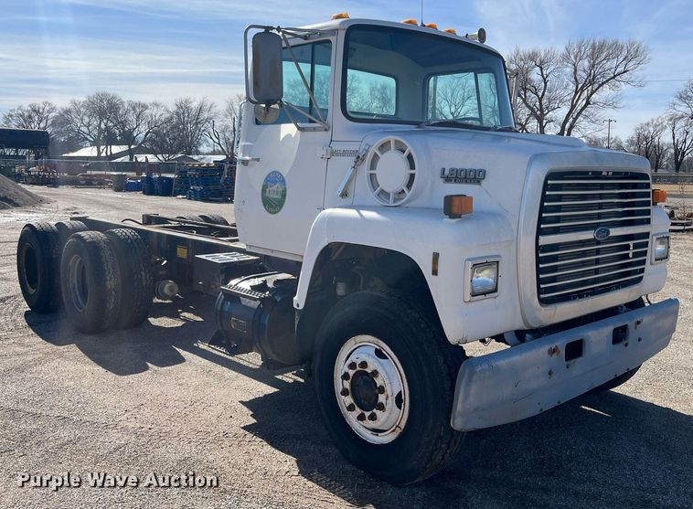 image for item DQ3940 1988 Ford L8000  truck cab and chassis