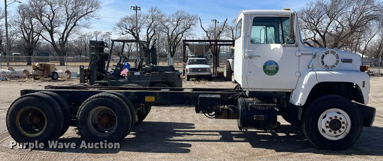 image for item DQ3940 1988 Ford L8000  truck cab and chassis