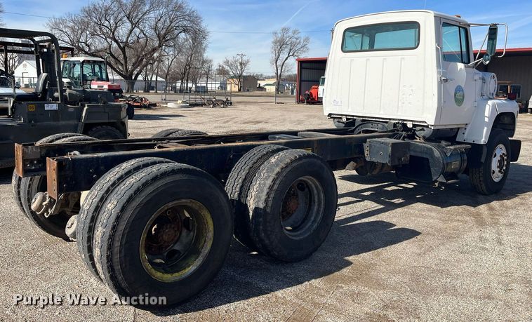 image for item DQ3940 1988 Ford L8000  truck cab and chassis