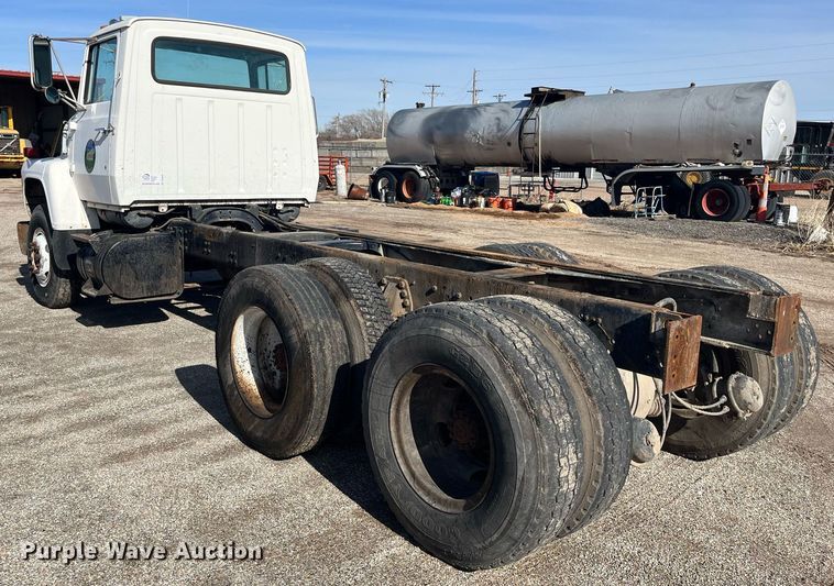 image for item DQ3940 1988 Ford L8000  truck cab and chassis