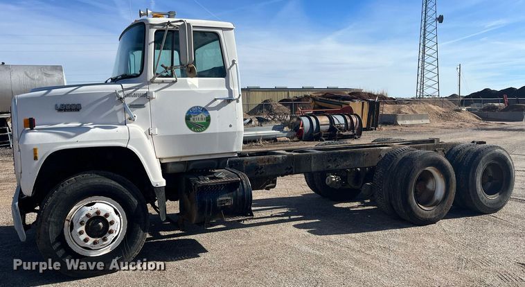 image for item DQ3940 1988 Ford L8000  truck cab and chassis