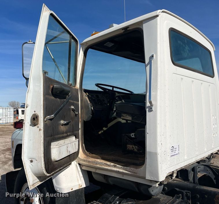 image for item DQ3940 1988 Ford L8000  truck cab and chassis