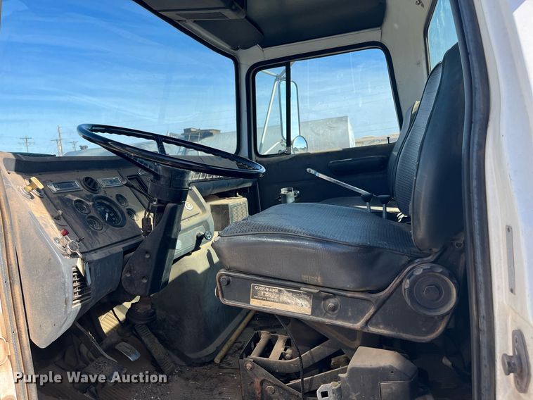 image for item DQ3940 1988 Ford L8000  truck cab and chassis