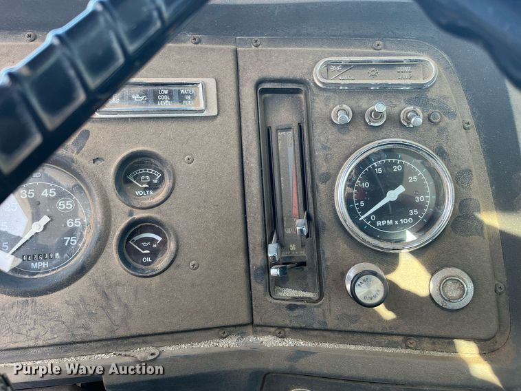 image for item DQ3940 1988 Ford L8000  truck cab and chassis