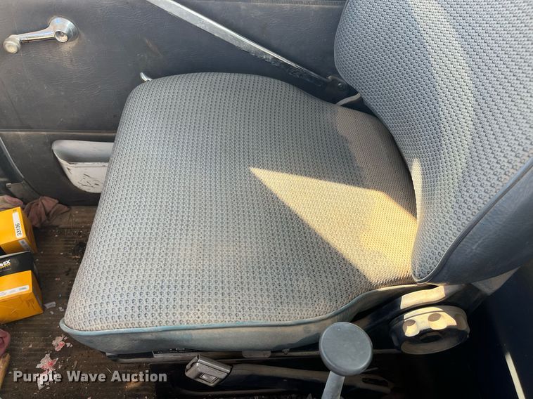 image for item DQ3940 1988 Ford L8000  truck cab and chassis