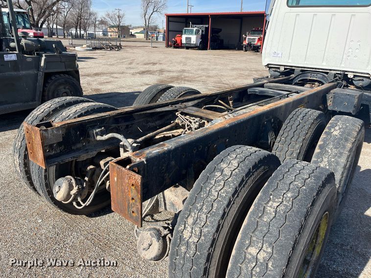 image for item DQ3940 1988 Ford L8000  truck cab and chassis