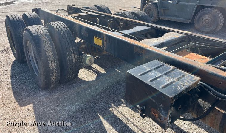 image for item DQ3940 1988 Ford L8000  truck cab and chassis