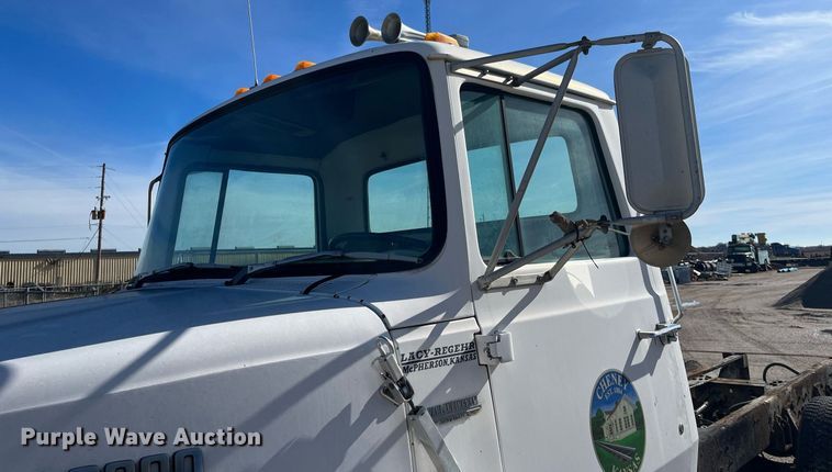 image for item DQ3940 1988 Ford L8000  truck cab and chassis