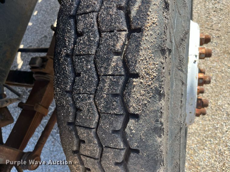 image for item DQ3940 1988 Ford L8000  truck cab and chassis