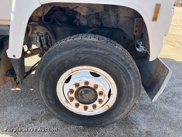 image for item DQ3940 1988 Ford L8000  truck cab and chassis