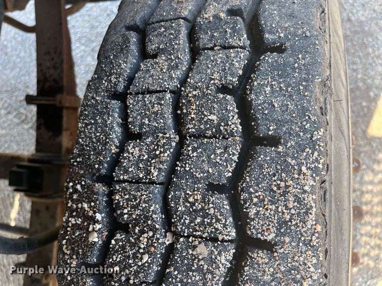 image for item DQ3940 1988 Ford L8000  truck cab and chassis