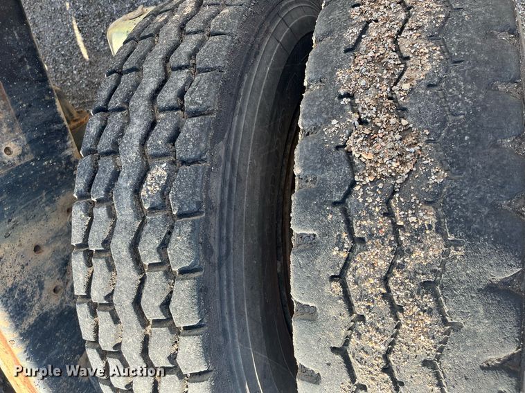 image for item DQ3940 1988 Ford L8000  truck cab and chassis