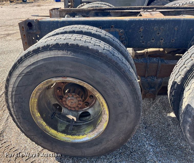 image for item DQ3940 1988 Ford L8000  truck cab and chassis