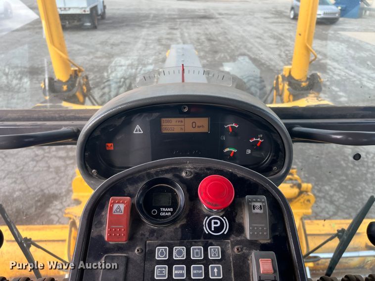 image for item DQ5082 2004 Volvo G720B  motor grader