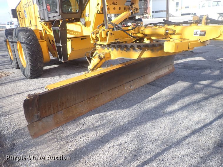 image for item DQ5082 2004 Volvo G720B  motor grader