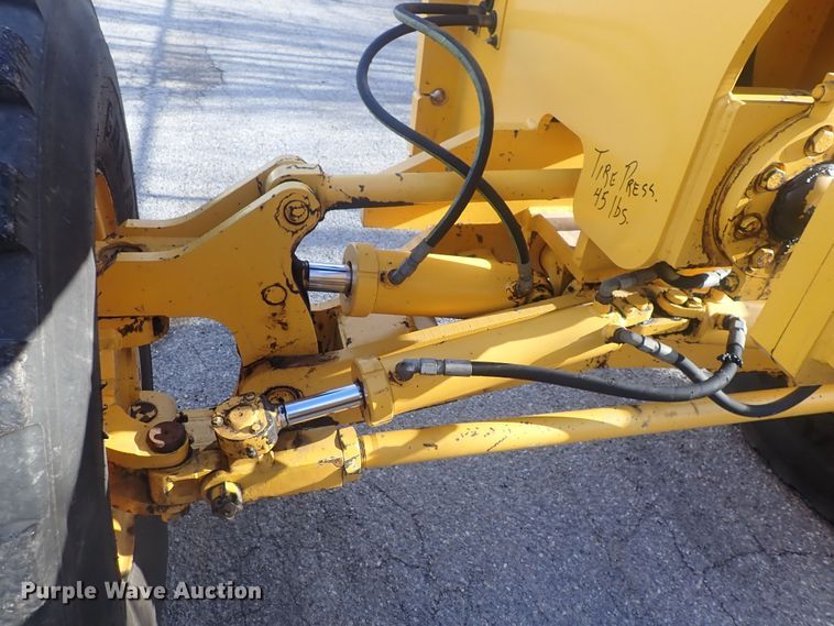 image for item DQ5082 2004 Volvo G720B  motor grader