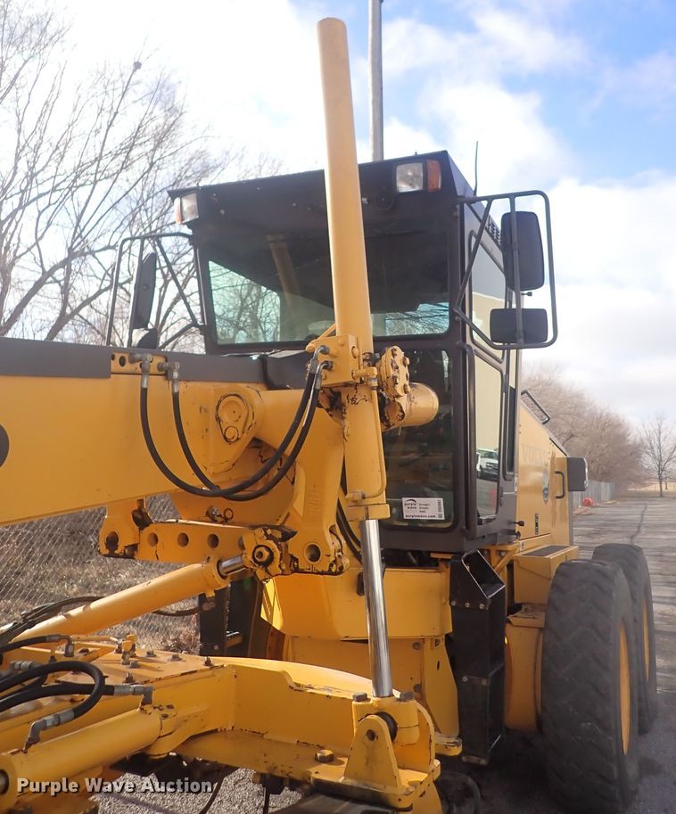 image for item DQ5082 2004 Volvo G720B  motor grader