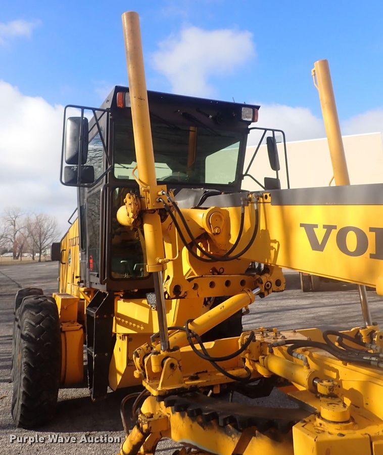 image for item DQ5082 2004 Volvo G720B  motor grader
