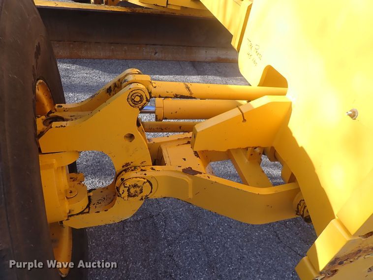 image for item DQ5082 2004 Volvo G720B  motor grader