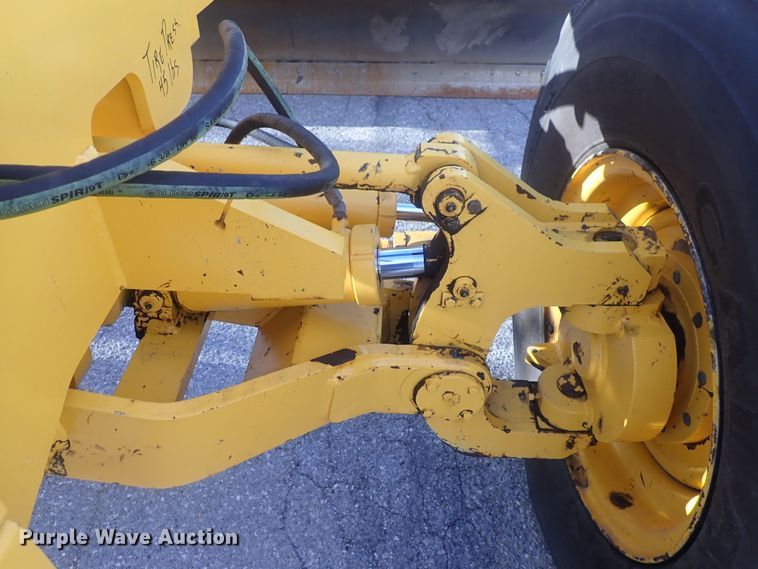 image for item DQ5082 2004 Volvo G720B  motor grader