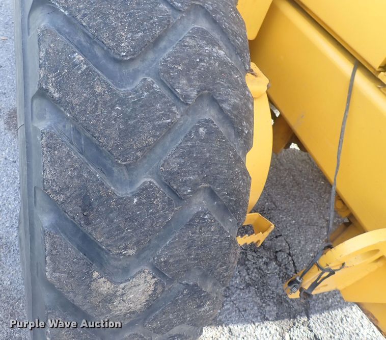 image for item DQ5082 2004 Volvo G720B  motor grader