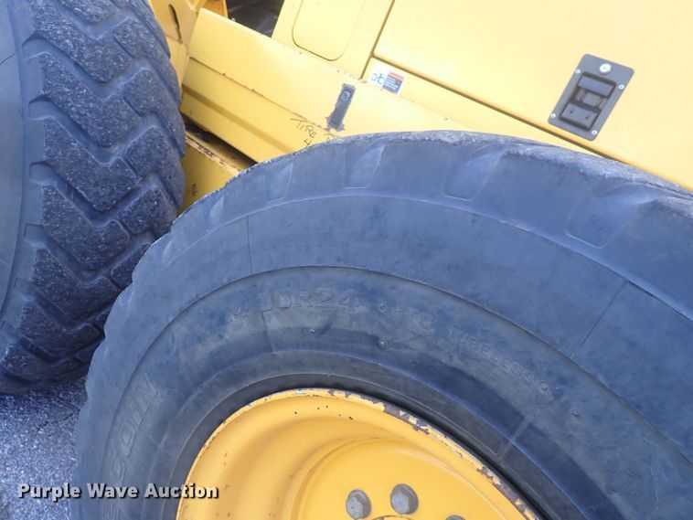 image for item DQ5082 2004 Volvo G720B  motor grader