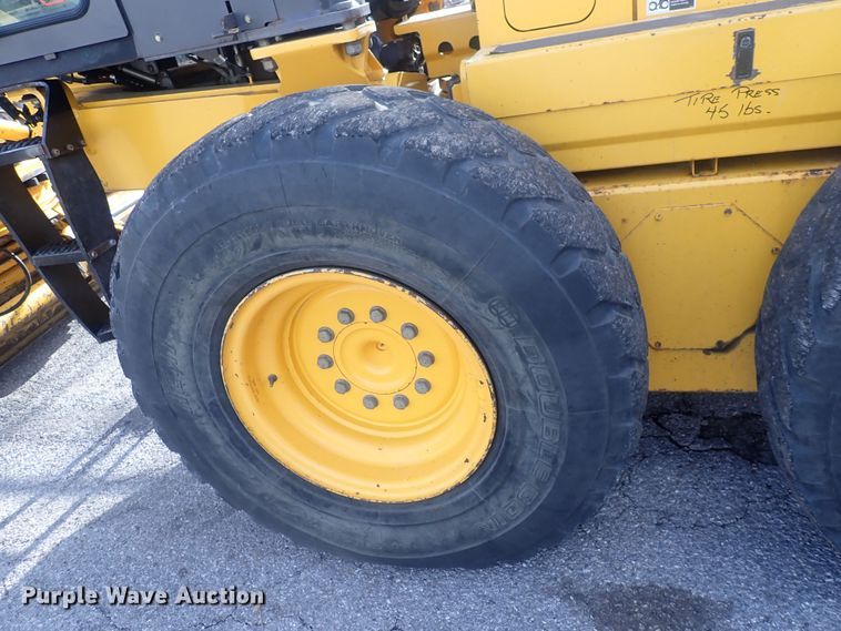 image for item DQ5082 2004 Volvo G720B  motor grader