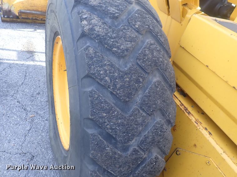 image for item DQ5082 2004 Volvo G720B  motor grader