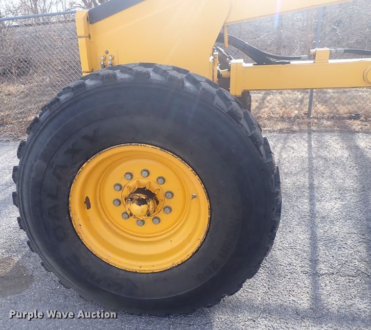 image for item DQ5082 2004 Volvo G720B  motor grader