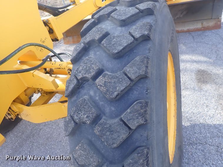 image for item DQ5082 2004 Volvo G720B  motor grader