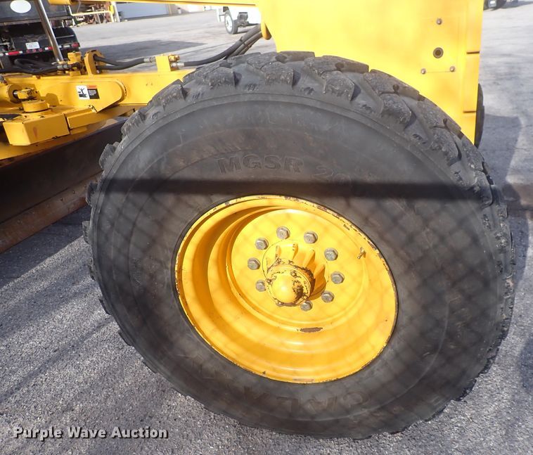 image for item DQ5082 2004 Volvo G720B  motor grader