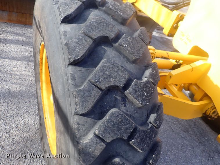 image for item DQ5082 2004 Volvo G720B  motor grader