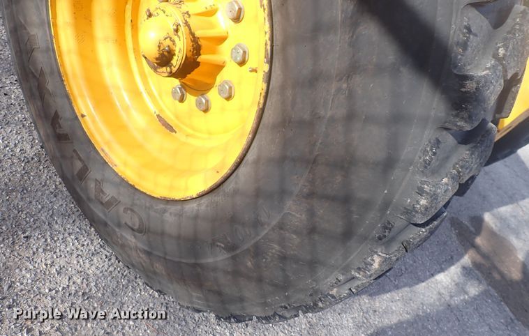 image for item DQ5082 2004 Volvo G720B  motor grader