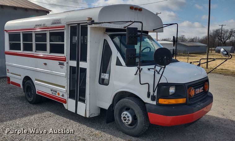 image for item DR8131 2006 GMC G3500  school bus