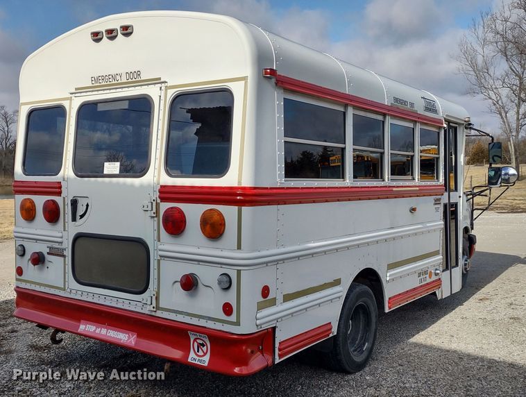 image for item DR8131 2006 GMC G3500  school bus