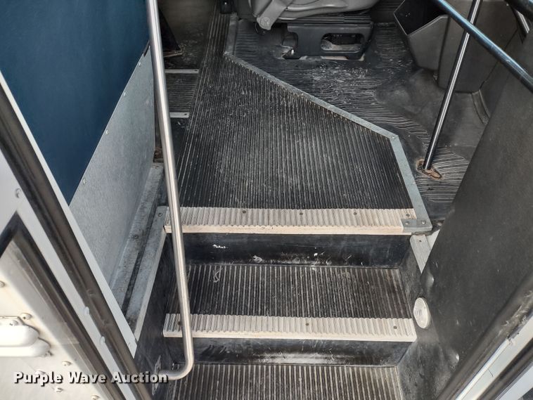 image for item DR8131 2006 GMC G3500  school bus