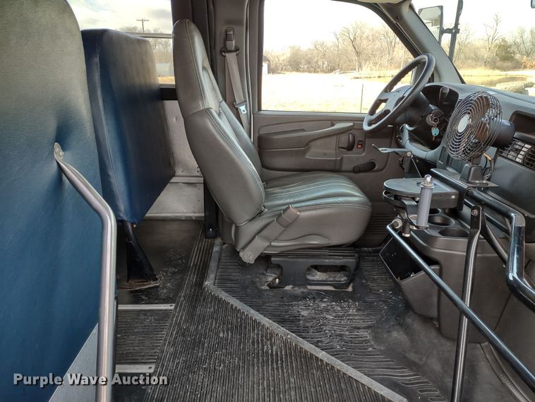 image for item DR8131 2006 GMC G3500  school bus