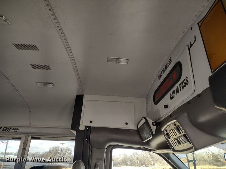 image for item DR8131 2006 GMC G3500  school bus