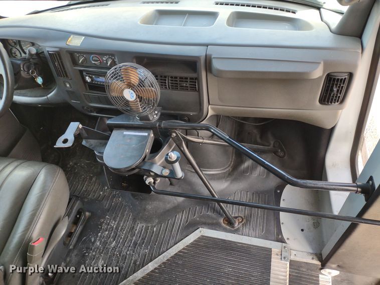 image for item DR8131 2006 GMC G3500  school bus