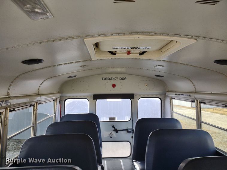 image for item DR8131 2006 GMC G3500  school bus