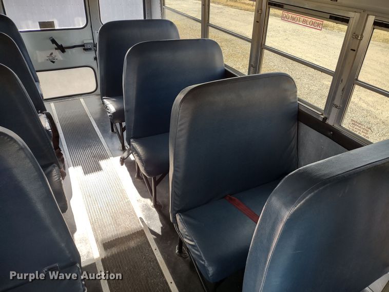 image for item DR8131 2006 GMC G3500  school bus