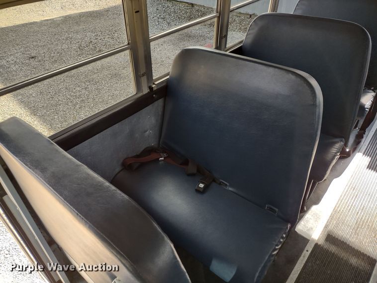 image for item DR8131 2006 GMC G3500  school bus