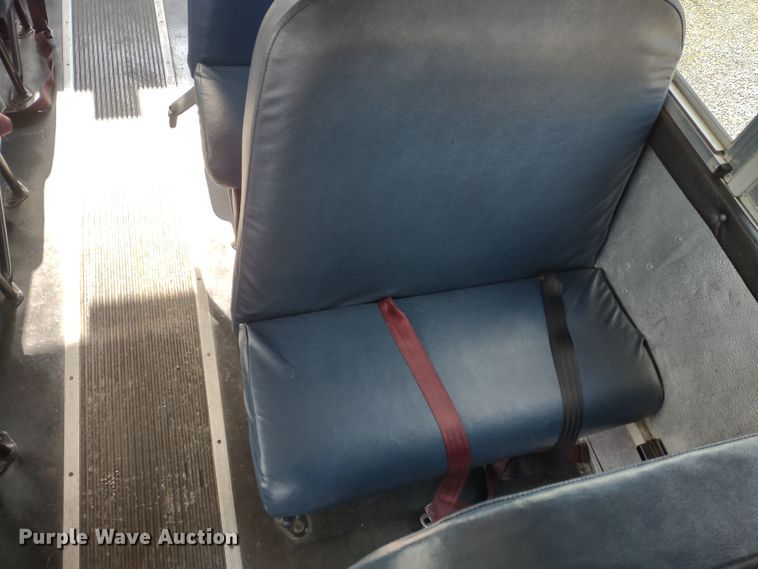 image for item DR8131 2006 GMC G3500  school bus