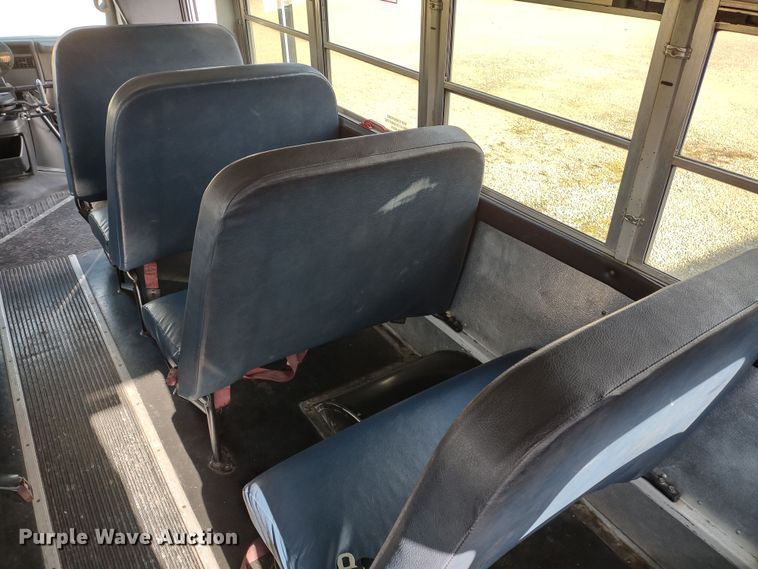 image for item DR8131 2006 GMC G3500  school bus